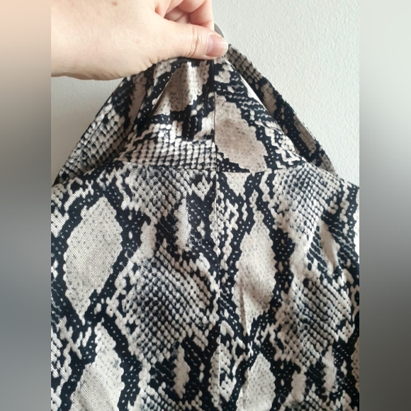 Snakeskin printed cropped blazer, full pockets, soft silky cotton blend - Picture 11 of 16